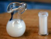 Milchkrug und Milchglas 