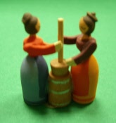 Holzfigur Frauen mit Butterfass Holzspielzeug 