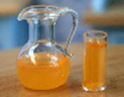Orangensaft Krug und Glas 