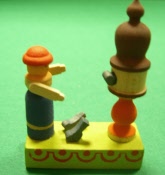 Holzfigur mit Vogelhäuschen Holzspielzeug 