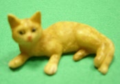 Katze rötlich liegt 