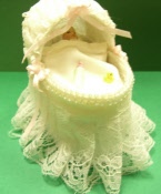 Kinderbett Babybett weiße Spitze mit Baby 