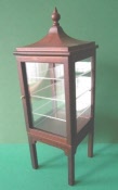 Vitrine in Turmform mahagoni 