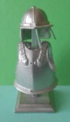 Mittelalterliche  Rüstung mit Helm  Zinn