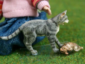 grau getigerte Katze Mutter mit Kätzchen 