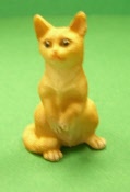 rötliche Katze sitzt 